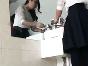 商场卫生间偷拍人美逼嫩