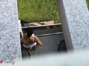 偷拍美女户外自家阳台自摸
