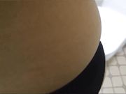 刚下班的白领在洗手间边打电话边开草