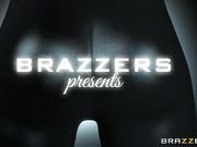 穿紧身皮裤女郎强烈的性欲