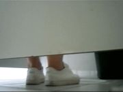 尾随露脸偷拍穿拖鞋妹子