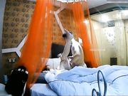 美女衣服还没脱完就被爆操