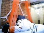 美女衣服还没脱完就被爆操