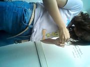 近距离偷拍白短裤美眉的逼