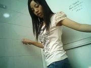 近距离偷拍白短裤美眉的逼