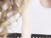 风骚少妇撅起屁股让炮机插小骚逼