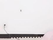 风骚少妇撅起屁股让炮机插小骚逼