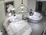 大叔艳福不浅与小情人洗鸳鸯浴