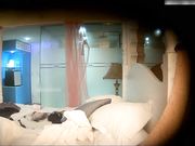 等她睡着我就慢慢扒掉她内裤