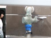 女厕近距离偷拍怎么拍的这么清晰