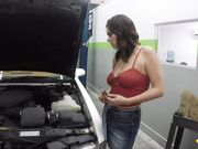 让机械师好好干一炮来抵修车费