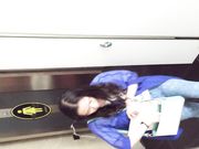 隔板女厕露脸近距离偷拍美女