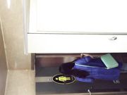 隔板女厕露脸近距离偷拍美女