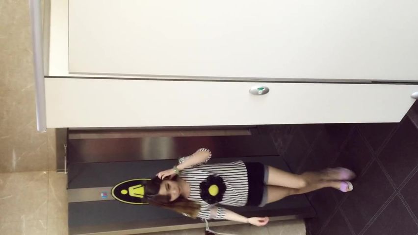 隔板女厕露脸近距离偷拍美女