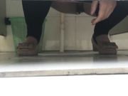 红衣美女出来捂着脸难道被发现