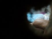 偷拍同租屋內老公給漂亮媳婦擦奶洗腳