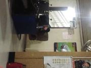 网吧尾随妹子进女厕偷窥