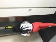 女厕偷窥貌似被妹子发现了