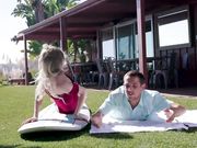 阳光下草坪上的激情性爱