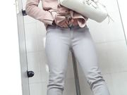 商场厕拍妹子的红内裤很是扎眼