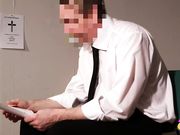 葬礼上小寡妇与牧师的性狂欢