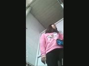 女厕近距离偷拍背着包的妹子