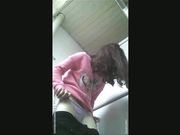 女厕近距离偷拍背着包的妹子