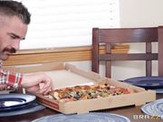 浴室里继父与女儿的激烈炮战