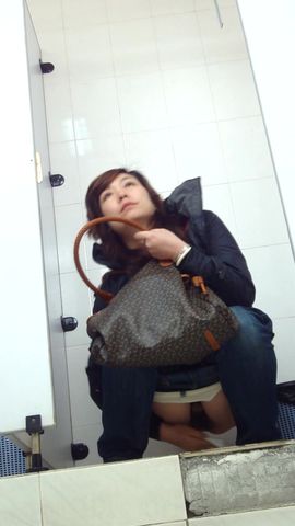 商场厕拍看起来很富有的阿姨