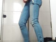 商场厕拍妹子边尿边补妆像是去约会