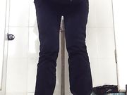 商场厕拍妹子边尿边补妆像是去约会