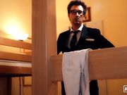 少女的美臀让旅店老板性欲勃发