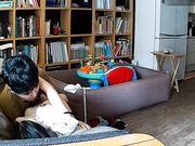 偸拍年轻夫妻家中沙发上打炮