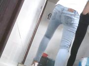 女厕偷拍 尿尿还在讨论打麻将