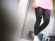 女厕偷拍 短发美女一看就是个骚货