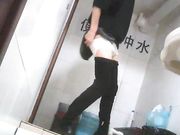 女厕偷拍 短发美女一看就是个骚货