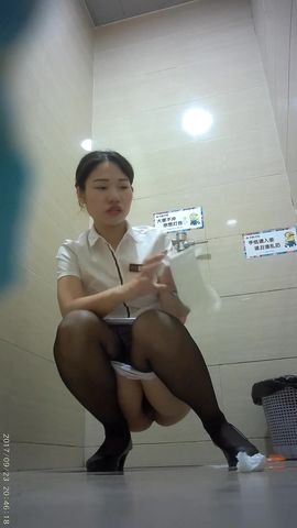 商场厕拍 看着黑丝女神很心动