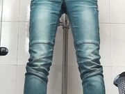 商场厕拍 妹子像是没睡好样