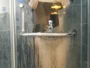 美女很口渴两张口一起喝啤酒