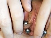 喜欢玩刺激展示嫩逼抽烟穿阴钉用超大香肠捅玩浪穴