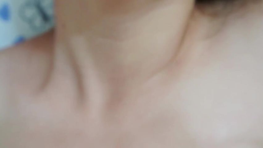 在房间内操鲜嫩多汁肉肉的小女友站在地上拍摄阴茎的进进出出