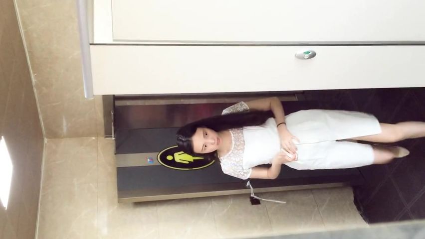 影院女厕偷拍白色连衣裙女神