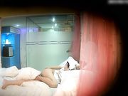 靓妹和男朋友开房自己忍不住摸一下