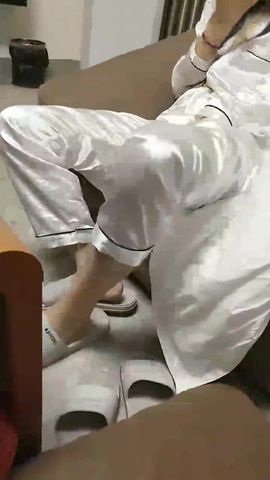 教你如何玩弄主播让露脸小骚在沙发上逼给舔鸡巴