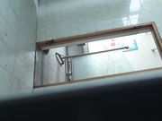 厕所跟拍 妹子尿完照镜子美吗