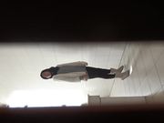 厕所跟拍 妹子尿完照镜子美吗