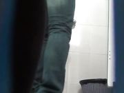 商场厕拍看起来很有邻家感觉的妹子