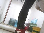 厕所偷拍 可爱的妹子带个可爱的帽子