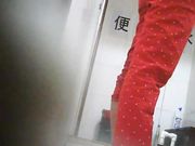 厕所偷拍 可爱的妹子带个可爱的帽子