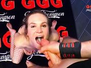 让一群大屌男在自己嘴里射精的熟女